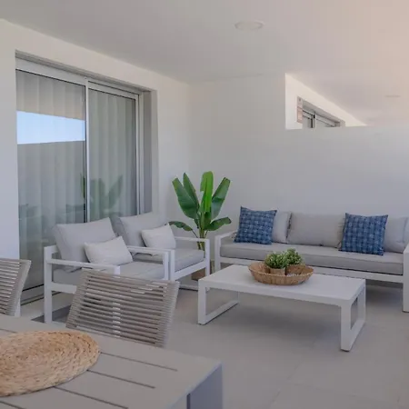 Lejlighed Chic Coastal Living On Estepona's Golden Mile *