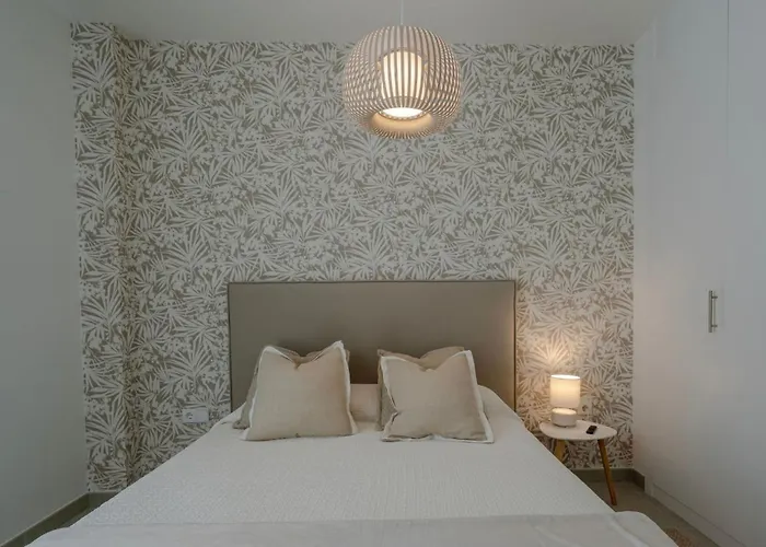 Chic Coastal Living On Estepona's Golden Mile Apartamento