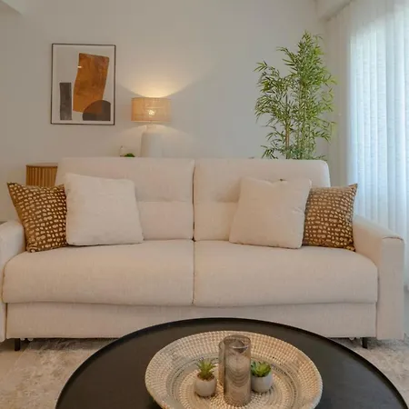 Lägenhet Chic Coastal Living On Estepona's Golden Mile *